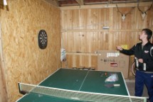 Die Dartscheibe hängt im Trockenen - perfekt für Regenwetter.